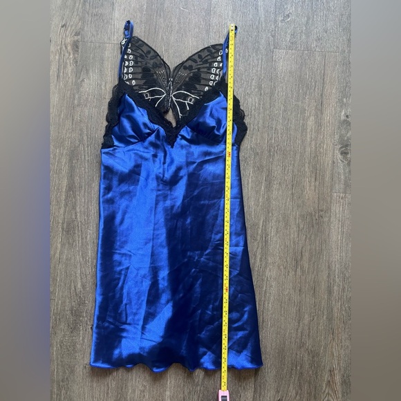 Elegant Blue Satin Nightgown with Lace Detail - Picture 3 of 5